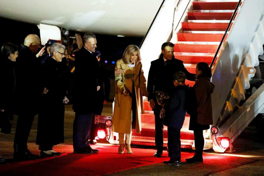 Emmanuel Macron et Brigitte Macron font une arrivée renversante sur tapis rouge le 30 novembre 2022