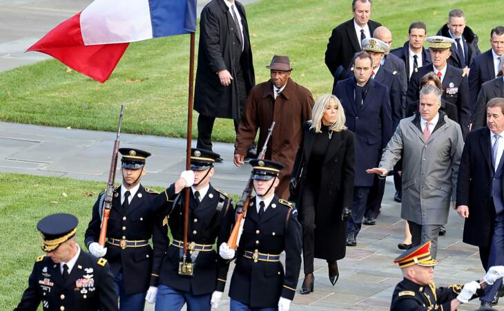 Brigitte Macron suit avec élégance le cortège en Virginie, le 30 novembre 2022