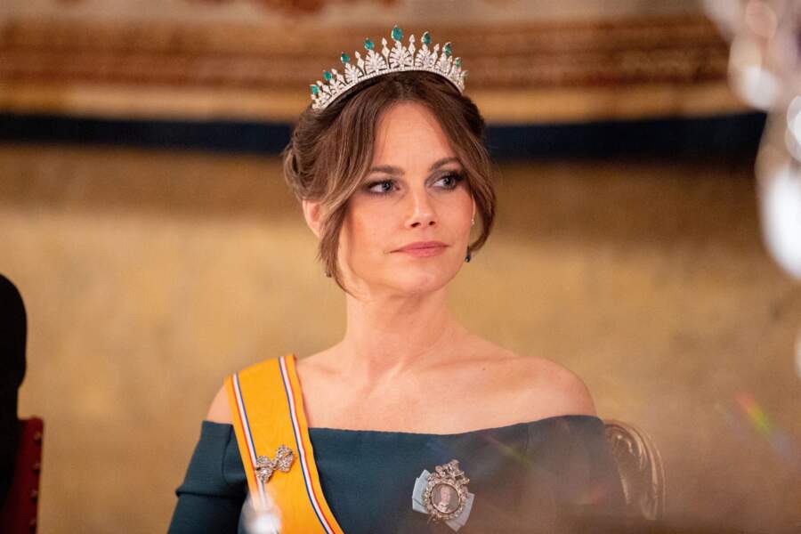 Le chignon nineties de la  princesse Sofia de Suède au banquet d'état au palais royal de Stockholm en l'honneur de la famille royale des Pays-Bas en octobre 2022