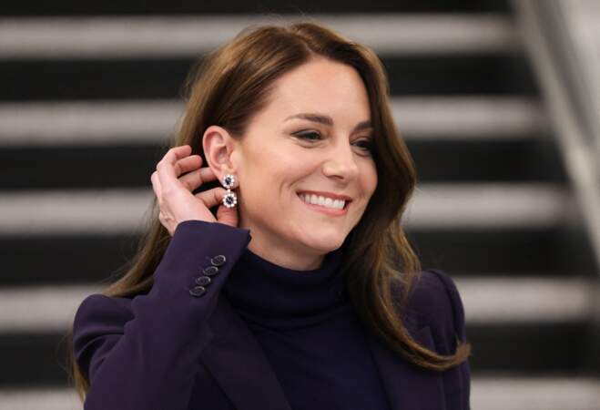 En portant ces boucles d'oreilles, Kate Middleton rend une nouvelle fois hommage à sa défunte belle-mère. Puisqu'il s'agit de précieux accessoires, ornés de saphir et de diamant qui appartenaient à la Princesse Diana