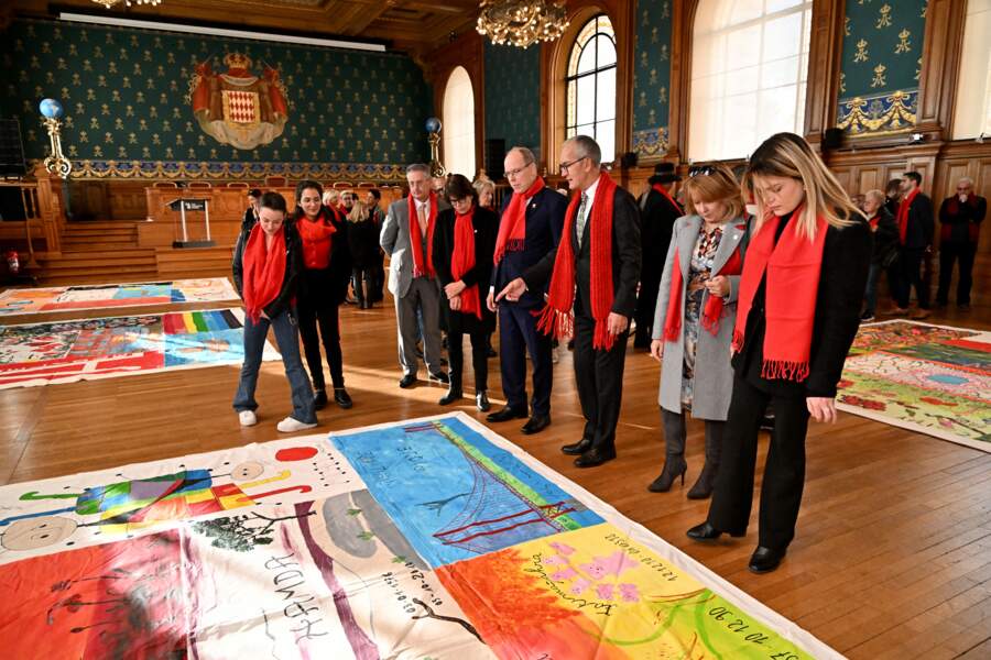 Le prince Albert II de Monaco et sa nièce Camille Gottlieb prennent le temps de découvrir le travail sur toile des artistes rendant hommage aux victimes du SIDA, le 1er décembre 2022