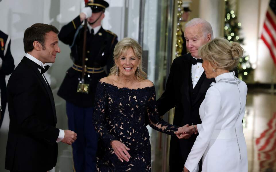 Jill Biden et Brigitte Macron se tiennent la main avant le dîner d'état à la Maison Blanche en compagnie de leurs époux. 