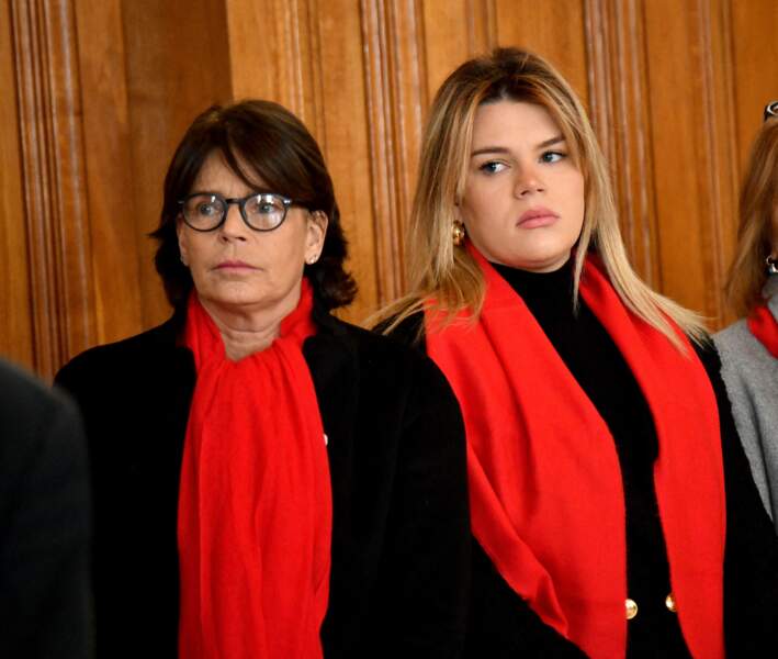 La princesse Stéphanie de Monaco et sa fille Camille Gottlieb portent une écharpe rouge, clin d'oeil au ruban de la Sidaction, le 1er décembre 2022