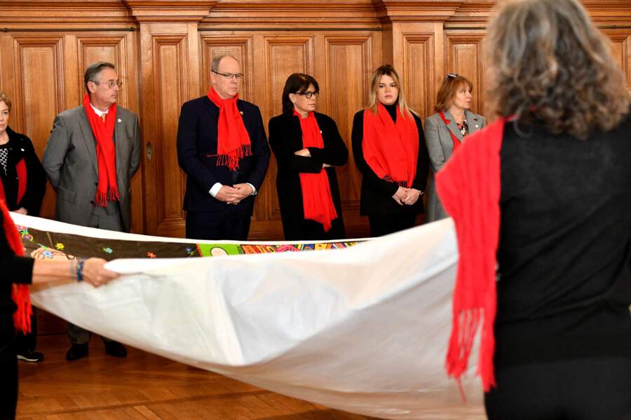 Le prince Albert II de Monaco, la princesse Stéphanie de Monaco et Camille Gottlieb découvrent l'hommage artistique rendu aux personnes emportées par le SIDA au Musée océanographique de Monaco, le 1er décembre 2022 