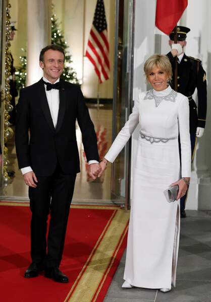 Brigitte Macron, radieuse en robe longue dans un blanc immaculé pour son arrivée avec le président Emmanuel Macron au dîner d'état à la Maison Blanche offert par le président des Etats-Unis