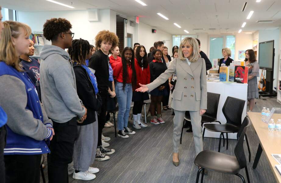 Brigitte Macron très dynamique lors de sa visite au Lycée Français de La Nouvelle-Orléans, à l'occasion de son voyage officiel aux États-Unis, le 2 décembre 2022
