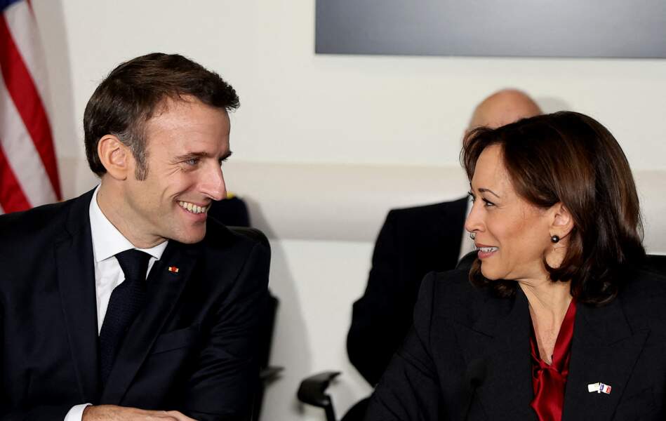 Le président de la République française Emmanuel Macron participe à une réunion de travail sur la coopération spatiale au siége de la NASA à Washington, avec Kamala Harris, le 30 novembre 2022.