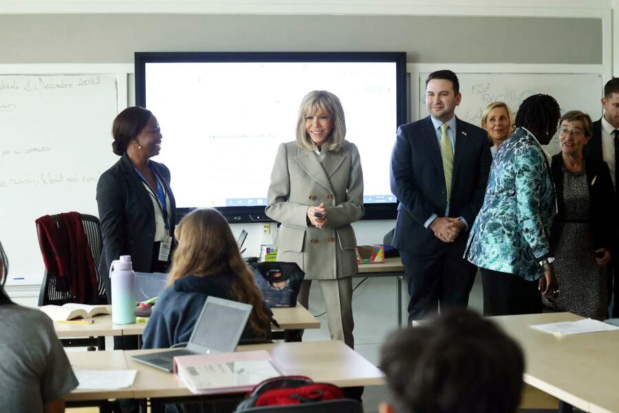 Brigitte Macron tout sourire face aux élèves du Lycée français de La Nouvelle-Orleans, aux États-Unis, le 2 décembre 2022