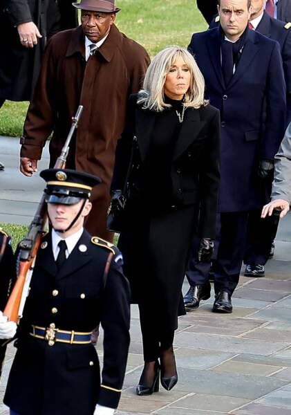 La première dame Brigitte Macron lors d'une cérémonie au cimetière national d’Arlington en Virginie le 30 novembre 2022.