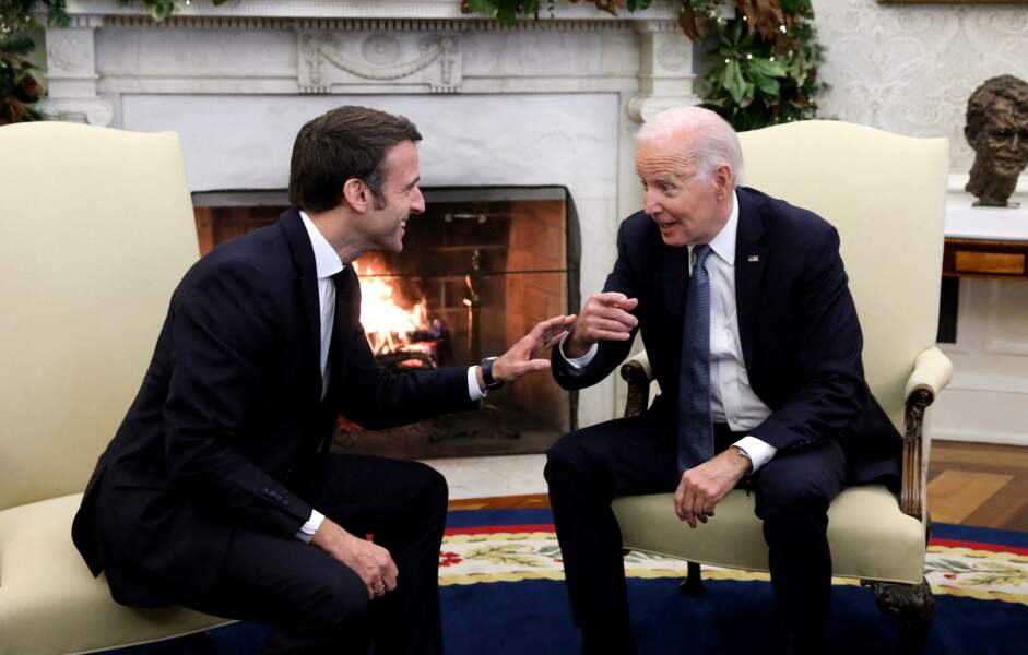 Le président de la République française Emmanuel Macron et son homologue américain Joe Biden s'entretiennent dans le bureau ovale de la Maison Blanche à Washington, le 2 décembre 2022.