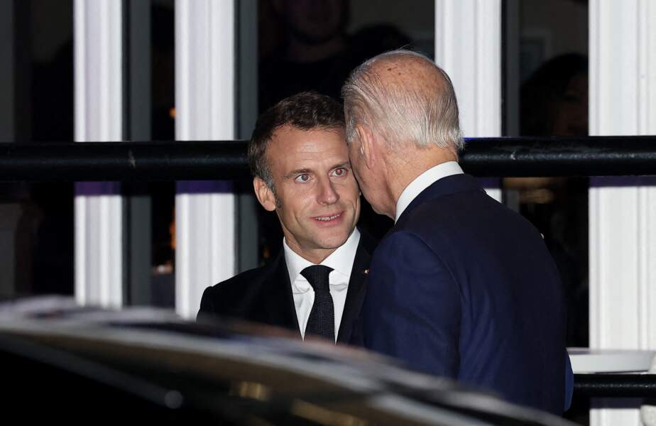 Le président Emmanuel Macron, sa femme Brigitte et le couple présidentiel américain ont dîné dans en tête à tête dans un restaurant italien, le "Fiola Mare" à Washington, le 30 novembre 2022.