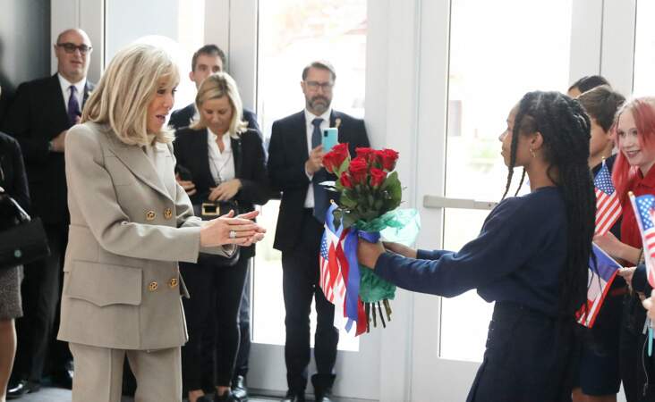 Brigitte Macron a reçu un joli bouquet de fleurs lors de sa visite au Lycée Français de La Nouvelle-Orleans, aux Etats-Unis, le 2 décembre 2022
