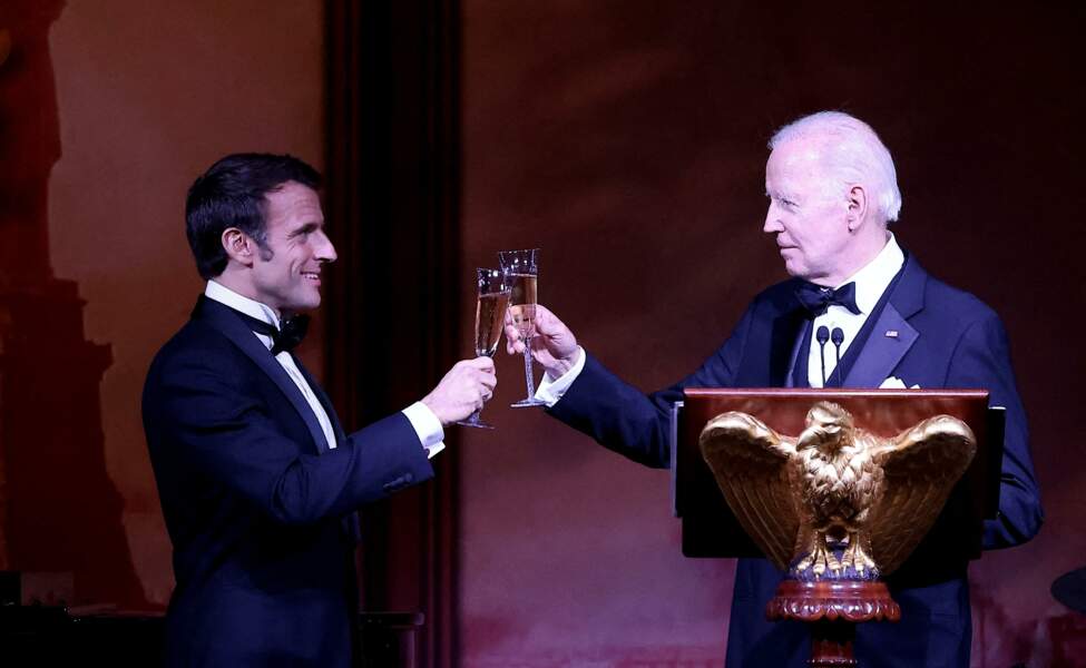 Joe Biden (président des Etats-Unis) et le président Emmanuel Macron lors d'une déclaration du président des Etats-Unis et du président de la France en ouverture du dîner d'état à la Maison Blanche à Washington le 1er décembre 2022.