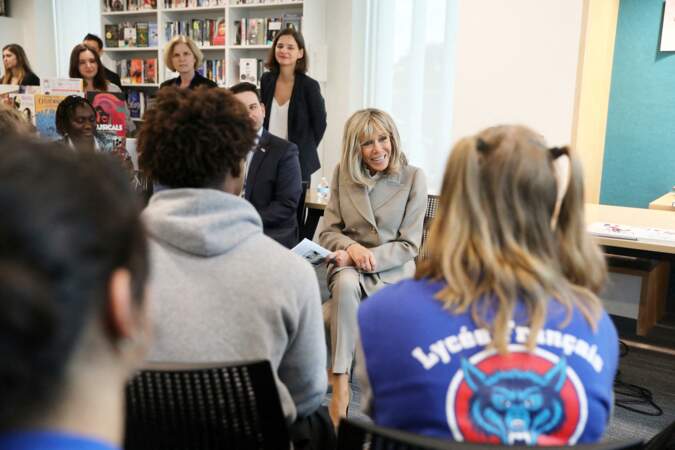 Brigitte Macron a pris le temps de s'asseoir pour discuter du harcèlement avec les élèves du Lycée Français de la Nouvelle-Orléans le 2 décembre 2022
