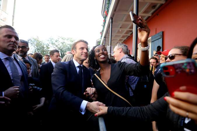 Ce vendredi 2 décembre, Brigitte et Emmanuel Macron se sont offert un bain de foule à leur arrivée à La Nouvelle-Orléans. 