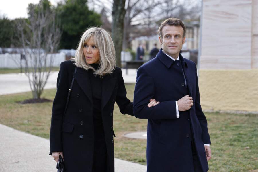 Le président Emmanuel Macron et la première dame Brigitte Macron visitent le cimetière de Arlington