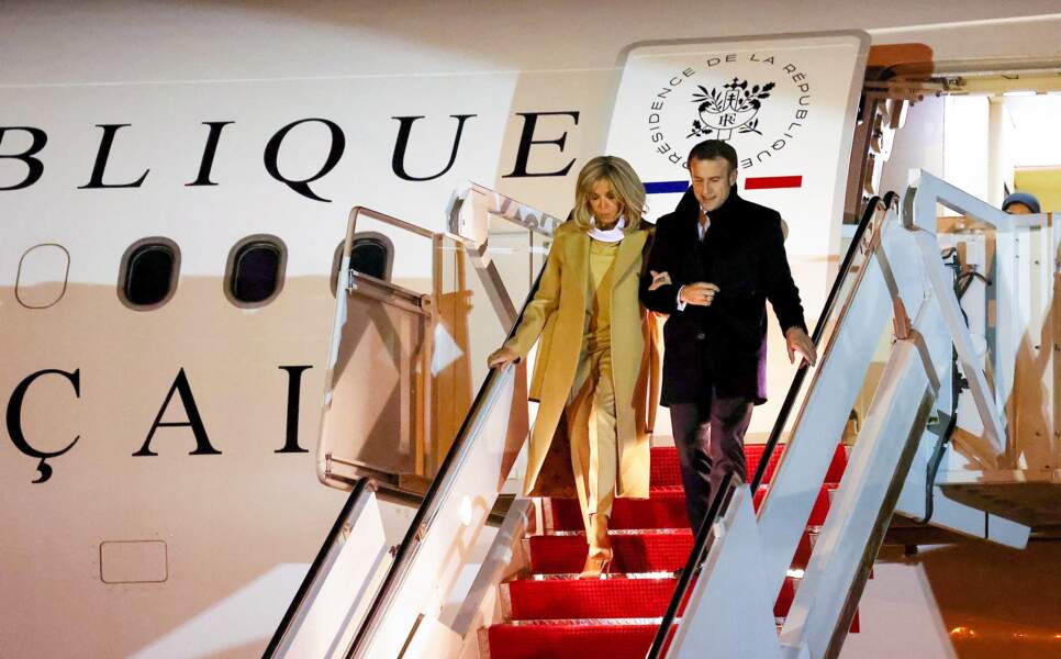 Le président Emmnanuel Macron et sa femme Brigitte arrivent aux Etats-Unis à la base d’Andrews, dans le Maryland, le 30 novembre 2022.