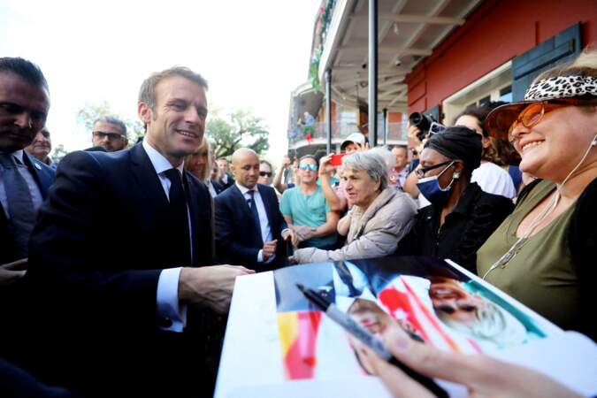 Ce vendredi 2 décembre, Brigitte et Emmanuel Macron se sont offert un bain de foule à leur arrivée à La Nouvelle-Orléans. 