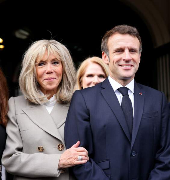 Le président français Emmanuel Macron et sa femme Brigitte arrivent à La Nouvelle-Orleans, accueillis par la maire de la ville LaToya Cantrell, à l'occasion de leur voyage officiel aux Etats-Unis, le 2 décembre 2022.