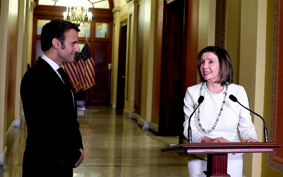 Le président Emmanuel Macron et la présidente de la Chambre des représentants des États-Unis Nancy Pelosi s'adressent à la presse avant une réunion avec les membres du Congrès au Capitole des États-Unis à Washington le 1er décembre 2022.