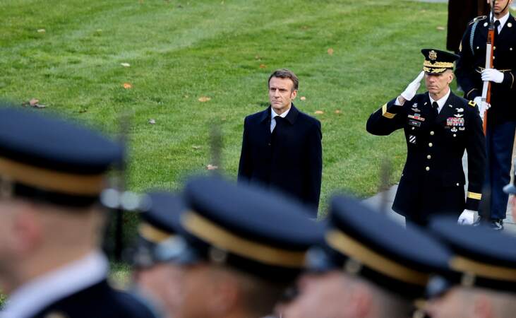 Le président Emmanuel Macron lors d'une cérémonie au cimetière national d’Arlington en Virginie le 30 novembre 2022