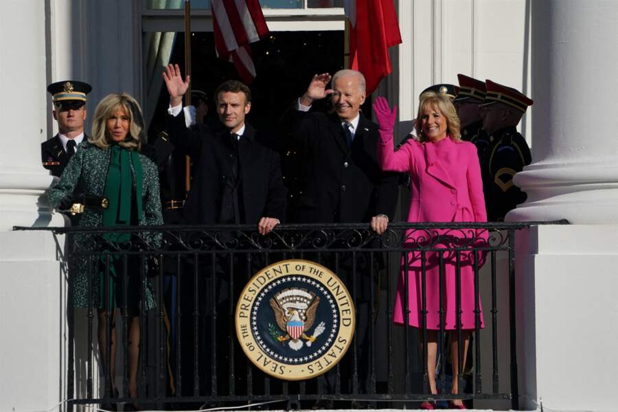 Le président américain Joe Biden et la première dame Jill Biden accueillent le président français Emmanuel Macron et sa femme Brigitte Macron à la Maison Blanche à Washington le 1er décembre 2022.