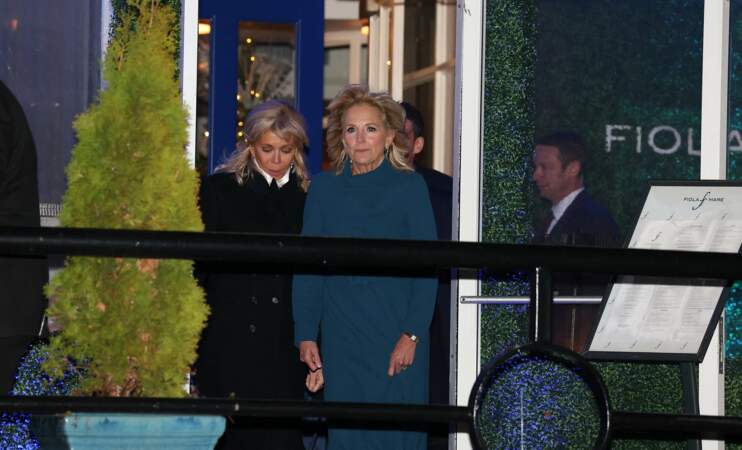 Brigitte Macron et Jill Biden - Le président Emmanuel Macron, sa femme Brigitte et le couple présidentiel américain ont dîné dans en tête à tête dans un restaurant italien, le "Fiola Mare" à Washington le 30 novembre 2022.