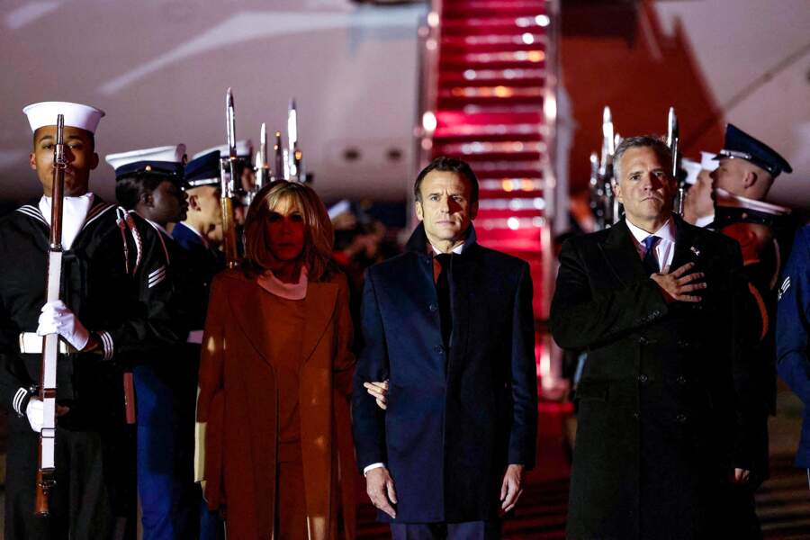 Le président Emmnanuel Macron et sa femme Brigitte arrivent aux Etats-Unis à la base d’Andrews, dans le Maryland, le 30 novembre 2022.