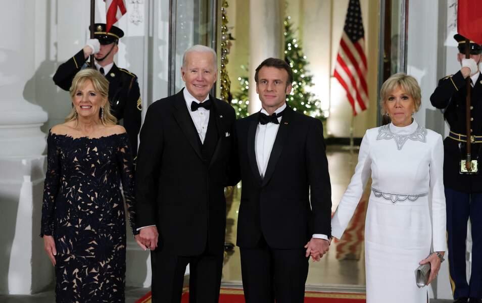Le président Joe Biden, sa femme Jill, le président Emmanuel Macron et la première dame Brigitte Macron lors de leur arrivée au dîner d'état à la Maison Blanche offert par le président des Etats-Unis à l'occasion de la visite d'état du président français et de la première dame le 1er décembre 2022