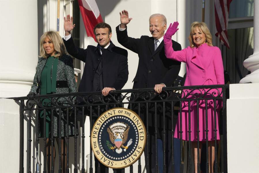 Le président américain Joe Biden et la première dame Jill Biden accueillent le président français Emmanuel Macron et sa femme Brigitte Macron à la Maison Blanche à Washington, le 1er décembre 2022.
