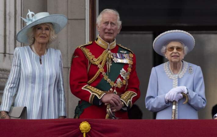 Les membres de la famille royale regardent le défilé Trooping the Colour depuis un balcon du palais de Buckingham à Londres lors des célébrations du jubilé de platine de la reine.