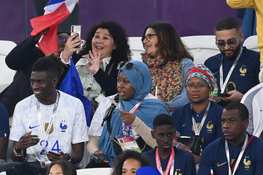La tante de Kylian Mbappé (en haut à droite), tout sourire en tribunes pendant le match France - Pologne (3-1) lors de la Coupe du monde 2022 au Qatar, le 4 décembre 2022. 