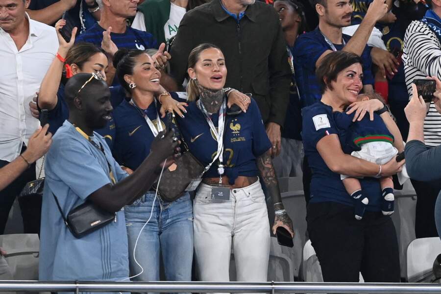 Sabrajna Duvad, la compagne de Kinglsey Coman, et Zoe Cristofoli, la compagne de Theo Hernandez, réunies pour soutenir les Bleus lors du match France - Pologne (3-1) durant la Coupe du Monde 2022 au Qatar, le 4 décembre 2022. 