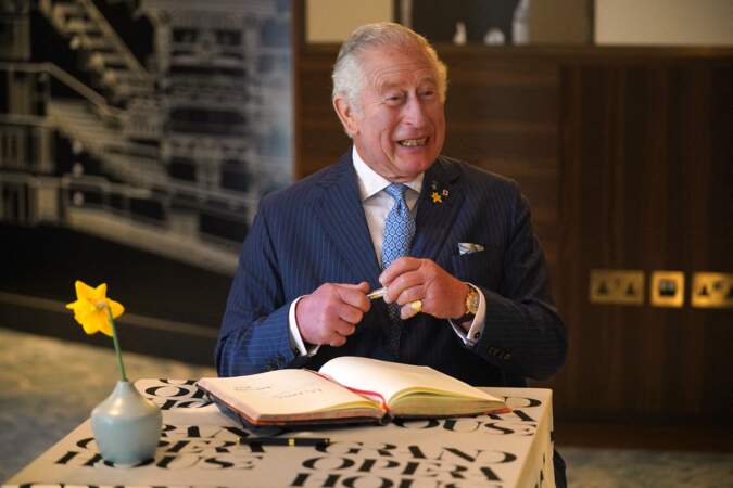 Le prince Charles, prince de Galles, célèbre la réouverture du théâtre "Grand Opera" à Belfast durant sa visite officielle en Irlande