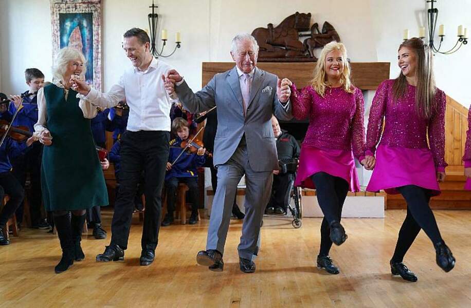 Le prince Charles, prince de Galles, et Camilla Parker Bowles, duchesse de Cornouailles, participent à une danse traditionnelle irlandaise au centre culturel Bru Boru à Cashel.