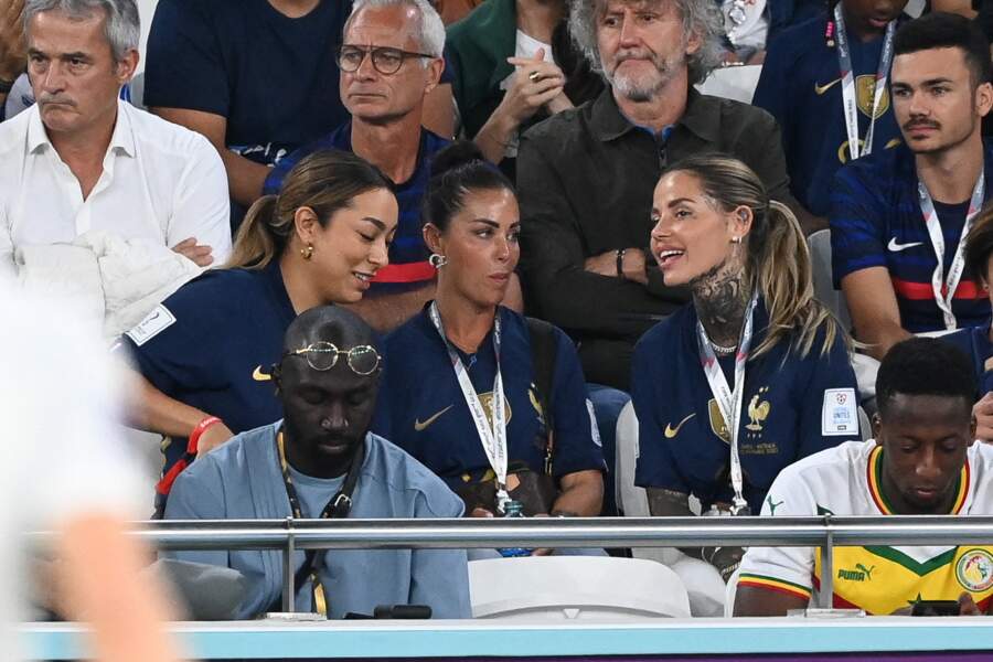 Sabrajna Duvad, compagne de Kinglsey Coman, échange avec Zoe Cristofoli, compagne de Theo Hernandez, dans les tribunes du match "France - Pologne" (3-1), lors de la Coupe du Monde 2022 au Qatar (FIFA World Cup Qatar 2022), le 4 décembre 2022. 