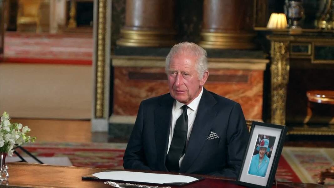 Le roi Charles III d'Angleterre lors de son premier discours à la Nation et au Commonwealth depuis le palais de Buckingham à Londres