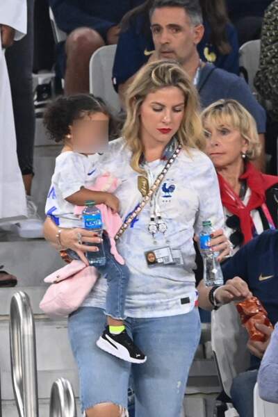 Camille Tytgat, femme de Raphaël Varane, accompagnée de sa fille Anaïs, pour soutenir son mari lors du match "France - Pologne" (3-1), à la Coupe du Monde 2022 au Qatar, le 4 décembre 2022.