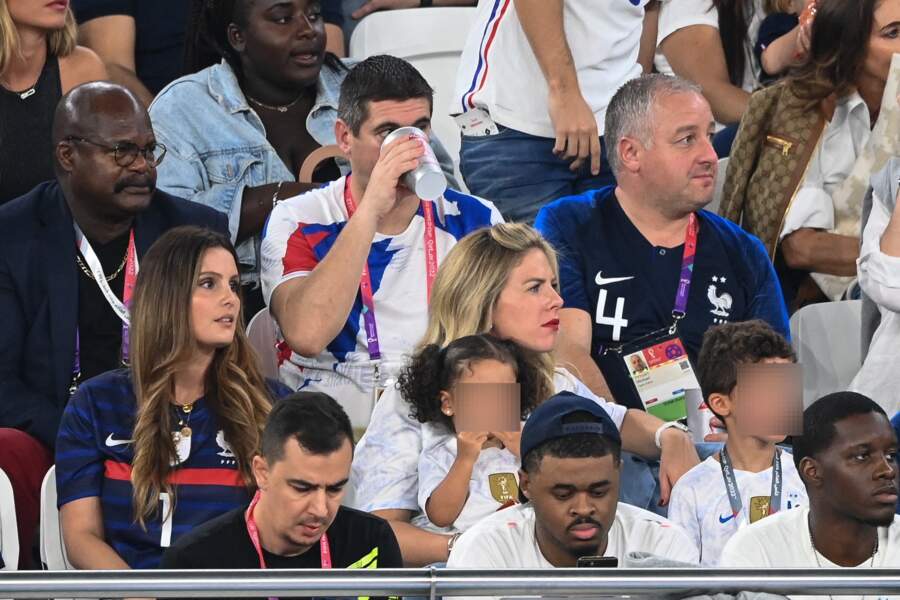 Marine Lloris, femme de Hugo Lloris, et Camille Tytgat, femme de Raphaël Varane, venues soutenir leurs maris pour le match "France - Pologne" (3-1), lors de la Coupe du Monde 2022 au Qatar, le 4 décembre 2022.
