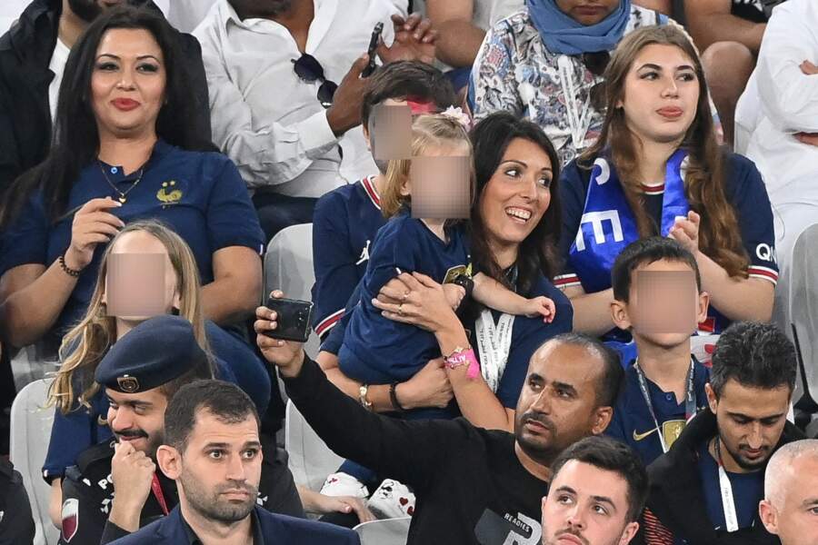 Jennifer Giroud, l'épouse d'Olivier Giroud, et leurs deux enfants, Jade et Evan, enthousiastes à l'idée de suivre le match "France - Pologne" (3-1), lors de la Coupe du Monde 2022 au Qatar, le 4 décembre 2022. 