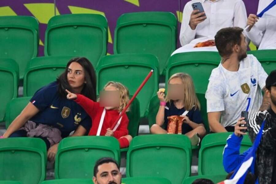 La femme d'Antoine Griezmann, Erika Choperena, accompagnée de leurs filles Mia et Alba pour le match France - Pologne (3-1), lors de la Coupe du Monde 2022 au Qatar, le 4 décembre 2022. 