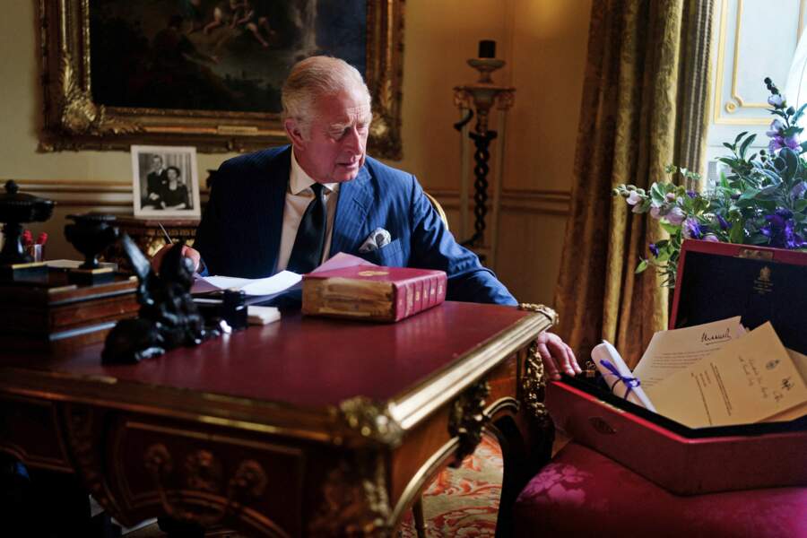 Le roi Charles III d'Angleterre, dans son bureau du palais de Buckingham