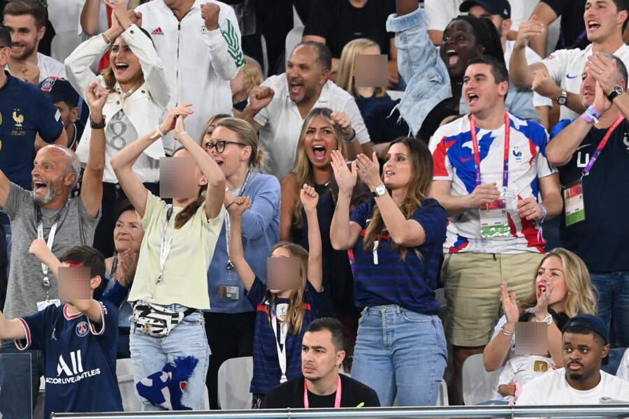 Marine Lloris, femme de Hugo Lloris, Camille Tytgat, femme de Raphael Varane, accompagnées de leurs enfants pour le match "France - Pologne" (3-1), lors de la Coupe du Monde 2022 au Qatar (FIFA World Cup Qatar 2022), le 4 décembre 2022.