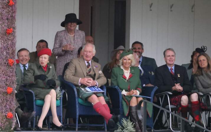 Le prince Charles, prince de Galles, Camilla Parker Bowles, duchesse de Cornouailles et la princesse Anne lors du Braemar Royal Highland Gathering au Princess Royal and Duke of Fife Memorial Park à Braemar
