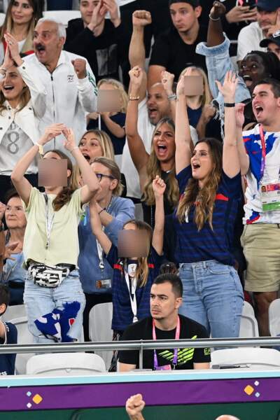 Marine Lloris, femme de Hugo Lloris, accompagnée de ses enfants pour soutenir le footballeur durant le match "France - Pologne" (3-1), lors de la Coupe du Monde 2022 au Qatar, le 4 décembre 2022.
