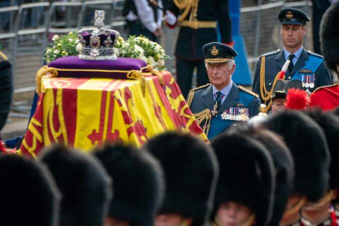 Procession cérémonielle du cercueil de la reine Elisabeth II du palais de Buckingham à Westminster Hall à Londres