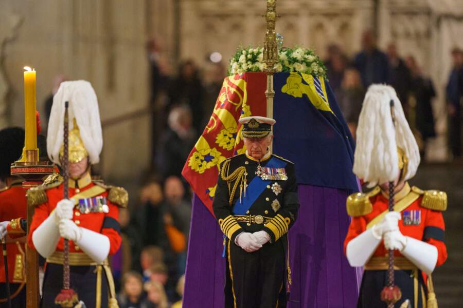 Le roi Charles III organise une veillée au côté du cercueil de la reine Elizabeth II d'Angleterre au Westminster Hall à Londres