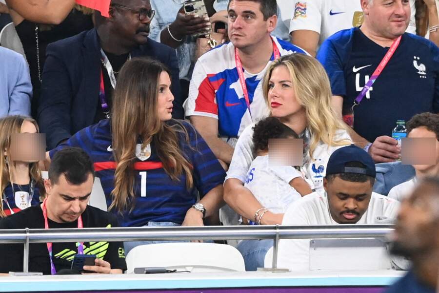 Marine Lloris, femme de Hugo Lloris, et Camille Tytgat, femme de Raphaël Varane, discutent ensemble pendant le match "France - Pologne" (3-1), lors de la Coupe du Monde 2022 au Qatar, le 4 décembre 2022.
