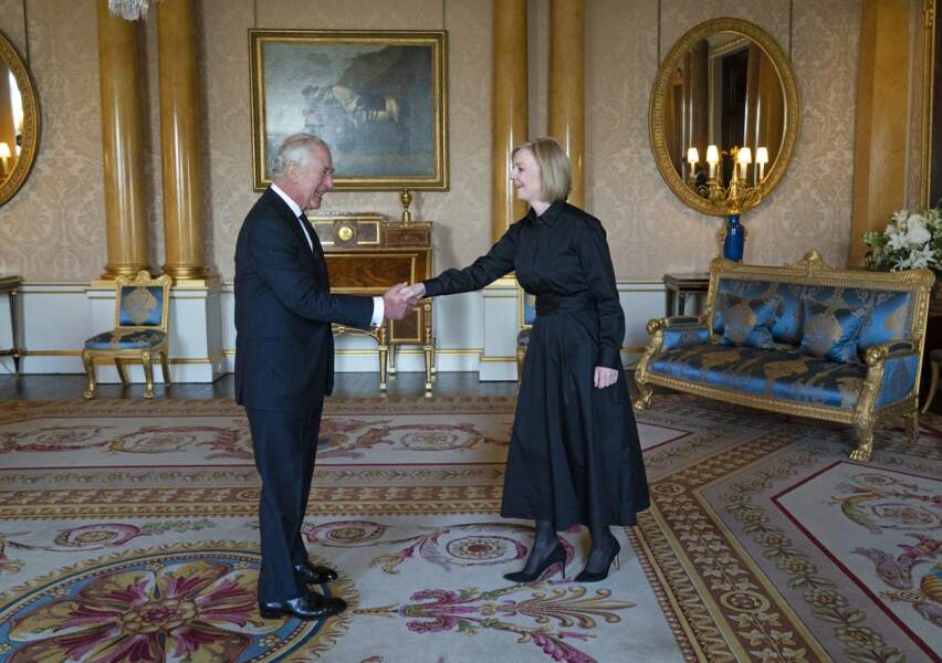Le roi Charles III d'Angleterre reçoit la Première ministre Liz Truss dans la salle 1844 du palais de Buckingham à Londres