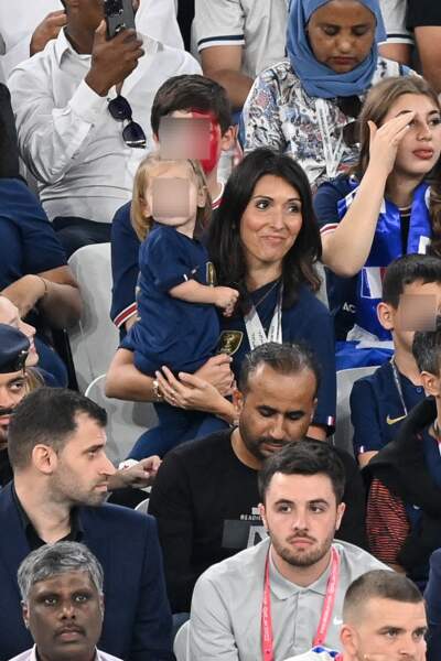 Jennifer Giroud, femme d'Olivier Giroud, et ses deux enfants, Jade et Evan, dans les tribunes du match "France - Pologne" (3-1) lors de la Coupe du Monde 2022 au Qatar, le 4 décembre 2022. 